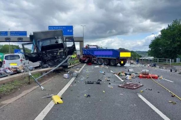 تضمن الحادث أربع سيارات وأربعة HGVs