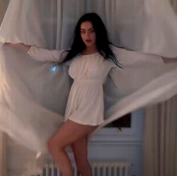 يتحول Charli XCX إلى فستان أبيض آخر لحفل الزفاف بعد الحفلات