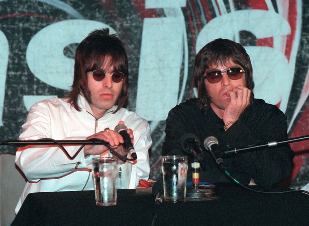 Brothers Liam (L) و Noel (R) Gallagher من Oasis في مؤتمر صحفي عقد في حانة Waterrats في لندن ، 25 أغسطس 1999. 