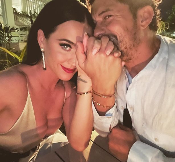 صورة لكاتي بيري وأورلاندو بلوم يحملان يديك