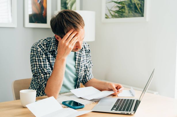 رجل باهظة يفكر في ارتفاع الأسعار. إدارة الشؤون المالية للأسرة. صعود المرافق والغاز والكهرباء ورسوم الإيجار وفاتورة المياه بسبب التضخم والأزمة العالمية. مواجهة الركود بما في ذلك الطاقة. تخطيط ميزانية الأسرة أثناء الجلوس في المطبخ