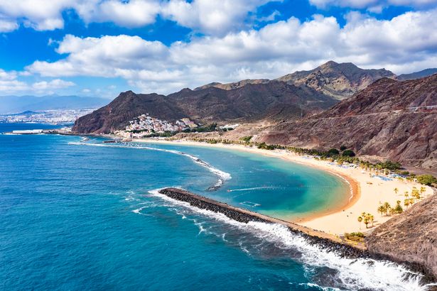 The Playa de Las Teresitas عبارة عن شاطئ سياحي مصطنع وأبيض ، يقع شمال قرية سان أندريس ، سانتا كروز دي تينيريفي في تينيريفي ، إسبانيا