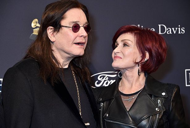 Ozzy Osbourne و Sharon Osbourne ، وكلاهما باللون الأسود ، على سجادة حمراء.