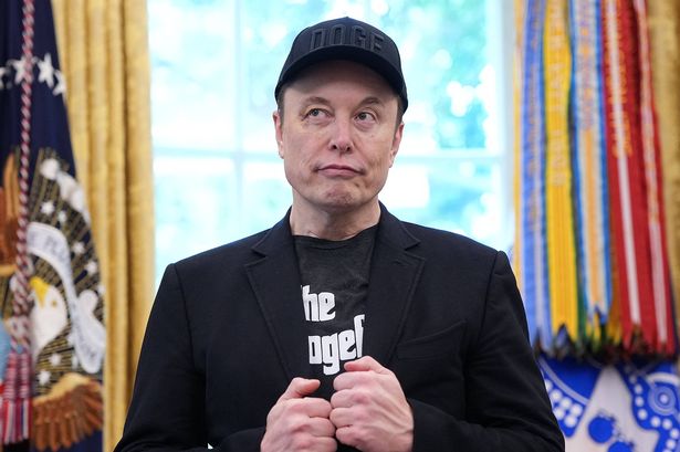 يستمع Lon Musk عندما يتحدث الرئيس الأمريكي دونالد ترامب إلى الصحفيين في المكتب البيضاوي للبيت الأبيض في 30 مايو 2025