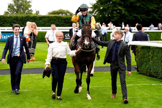 Hollie Doyle on Witness Stand with Jamie Insole (يسار): ضربت في Lennox Stakes