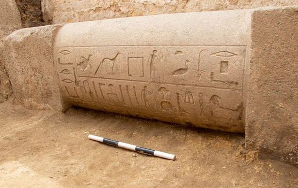لقد اكتشف علماء الآثار الذين يفحصون قبر مصري قديم يبلغ 4400 عامًا اكتشافًا رائدًا