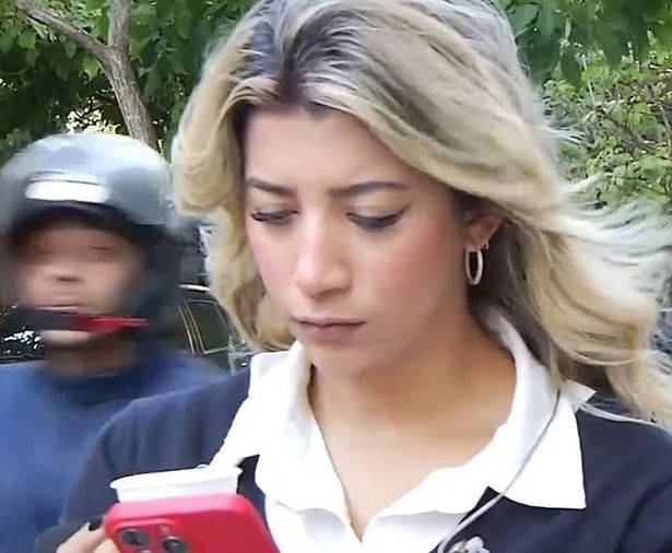 في اللحظة المروعة التي أصبح فيها مراسل الأخبار ضحية لمحاولة الخروج لحظات فقط قبل أن يعيش على الهواء. كانت الصحفية البرازيلية كلارا نيري تستعد للظهور على الكاميرا عندما تكشف الحادث.