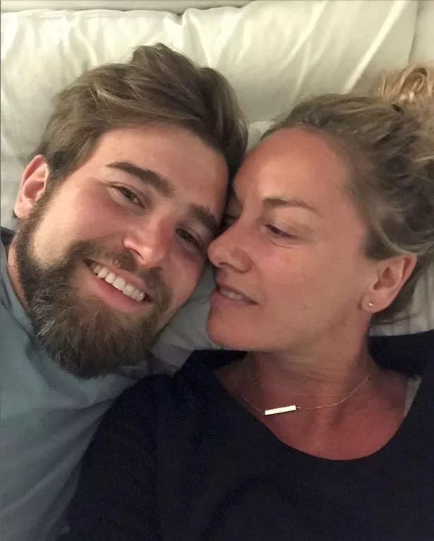 قام Tamzin outhwaite بالتسجيل في تطبيقات المواعدة