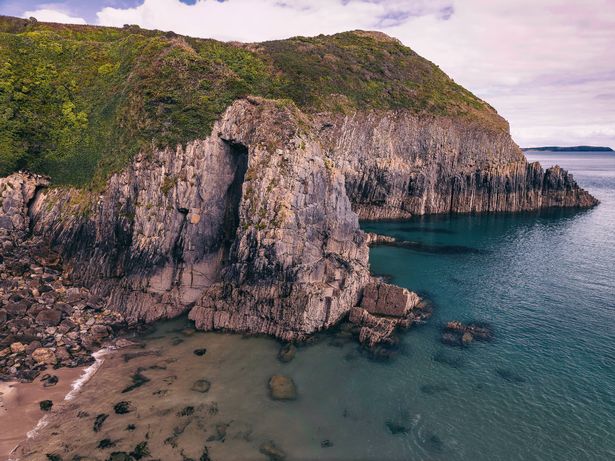 Skrinkle Haven Beach و The Church Door Cove في حديقة بيمبروكشاير كوست الوطنية ، ويلز ، إنجلترا في الخريف ، شاطئ روكي ، الصيف