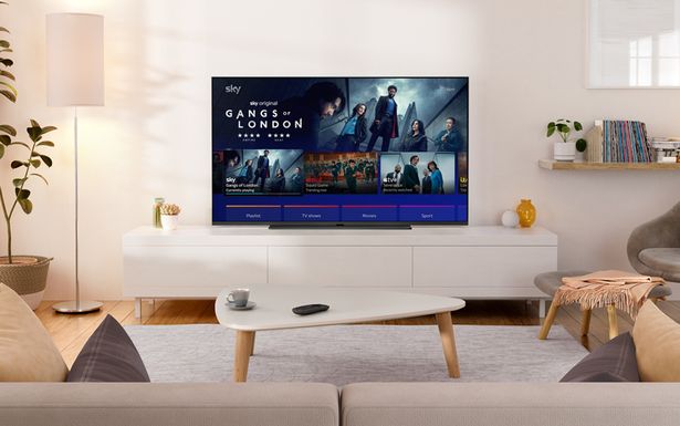Sky Glass Air TV في غرفة المعيشة