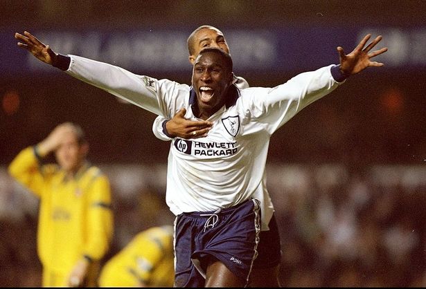   يحتفل Sol Campbell من Tottenham Hotspur بأهدافه الفائزة خلال مباراة كأس كوكا كولا ضد سندرلاند في وايت هارت لين