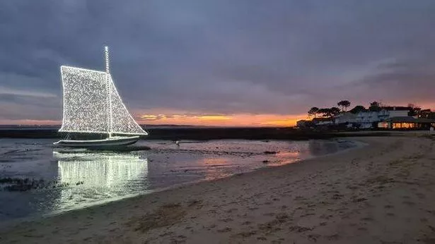 غروب الشمس فوق حوض Arcachon (Aquitaine الفرنسي)