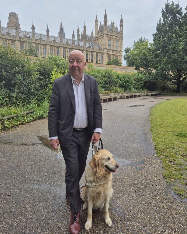 Lib Dem Steve Darling ، مع كلبه مرشده جيني