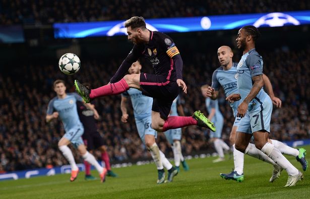 يقفز المهاجم الأرجنتيني في برشلونة ليونيل ميسي للسيطرة على الكرة خلال مباراة كرة القدم في دوري أبطال أوروبا في الاتحاد الأوروبي بين مانشستر سيتي وبرشلونة في ملعب الاتحاد في مانشستر ، شمال غرب إنجلترا في 1 نوفمبر 2016