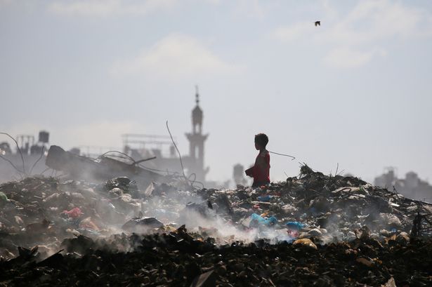 تفتيش الأطفال في غزة في غزة في الحرب بينما تثير إسرائيل الهجمات