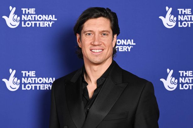 يشارك Vernon Kay إهانة Liam Gallagher الوحشية وهو يشارك الإثارة من أجل Gig