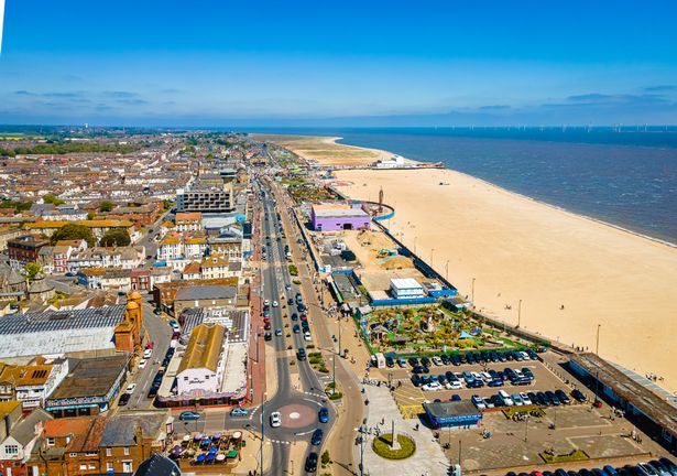 المنظر الجوي لـ Great Yarmouth ، وهي مدينة منتجع على الساحل الشرقي لإنجلترا ، في يوم الصيف المشمس ، المملكة المتحدة