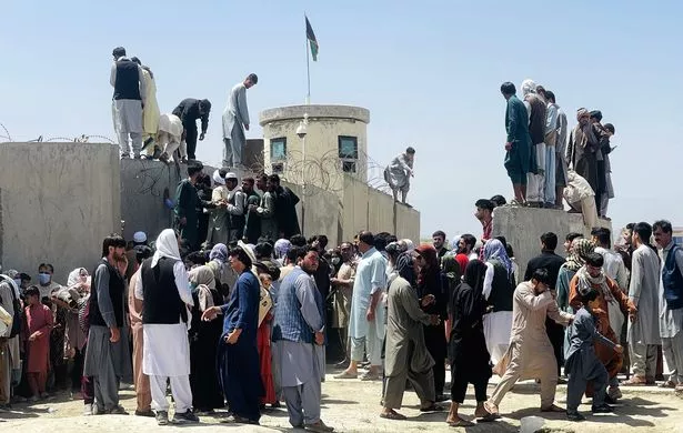 هرع الآلاف من الأفغان إلى مطار حميد كرزاي الدولي للفرار من طالبان