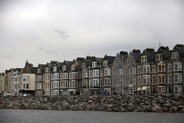 MORECAMBE ، إنجلترا - 21 أكتوبر: تصطف دور الضيوف على جبهة البحر في 21 أكتوبر 2009 في موريكامب ، إنجلترا. استثمر منتجع Morecambe Seaside حوالي 70 مليون جنيه إسترليني في تجديد الجبهة المنزلية والبحرية مع فندق ميدلاند الرائد المموّل من القطاع الخاص. بالنسبة للعديد من تجار المدن والشركات على الرغم من أن الصيف الساخن الفاشل الذي تنبأ به المتنبئون في الطقس قد تركهم يكسرون أو يضطرون إلى الإغلاق. (تصوير كريستوفر فورلونغ/غيتي إيموكيز)