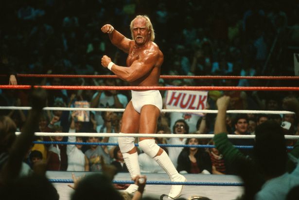 غير محدد ، غير محدد - حوالي عام 1985: يطرح Hulk Hogan في Ring أثناء مباراة أثناء العمل مع WWE. (تصوير WWE/WWE عبر Getty Images)