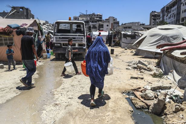 غزة تحت الهجوم حيث يسعى الفلسطينيون إلى المساعدة