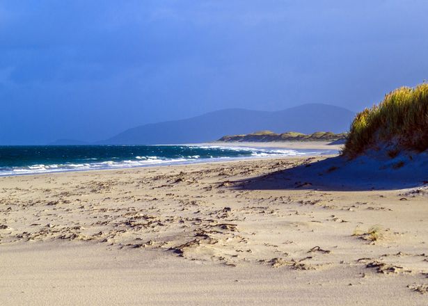 West Beach عبارة عن مساحة واسعة من Superfine Machair. رمل شل الأبيض ، في جزيرة بيرنراي ، وهي جزيرة صغيرة مرتبطة بـ North Uist بواسطة جسر مبني. تشتهر الجزر الغربية بشواطئها الأطلسية الجميلة.