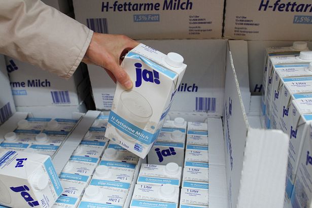 (ألمانيا خارج) الدهون خفضت UHT-Milk في سوبر ماركت (تصوير من قبل Leber/Ullstein Bild عبر Getty Images)