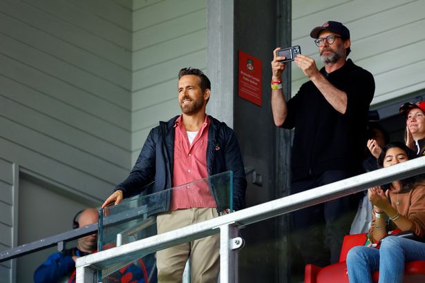 حضر هيو جاكمان ألعاب Wrexham هذا الموسم إلى جانب Ryan Reynolds