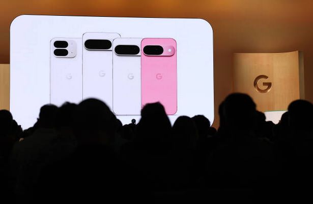 يتم عرض هواتف Google Pixel 9 الجديدة على شاشة خلال حدث Google بواسطة Google في مقر Google في 13 أغسطس 2024 في Mountain View ، كاليفورنيا. أعلنت Google عن هواتف بكسل جديدة وساعات وميزات منظمة العفو الدولية خلال حدث Google الذي صنعه Google.