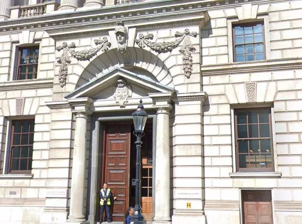 مكتب HMRC في شارع البرلمان ، لندن. يقوم المسؤولون بإرسال ملايين الرسائل بحسومات 