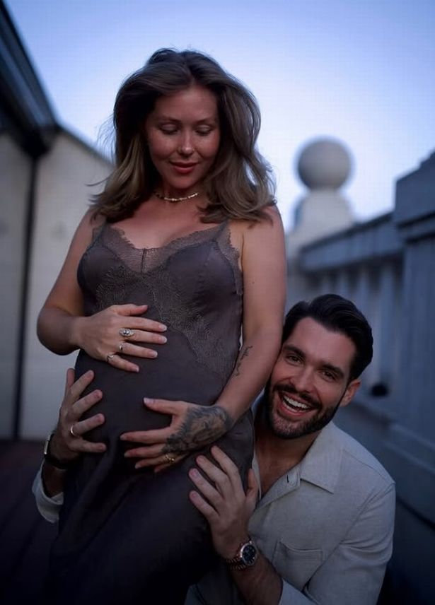 من المقرر أن يصبح Simone و Jonny الوالدين