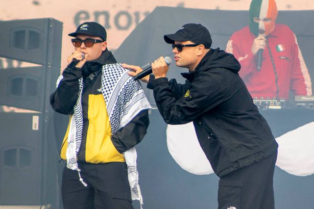 (من اليسار إلى اليمين) Liam Og O Hannaidh (Mo Chara) يرتدي Keffiyeh ، و Naoise O Caireallain (Moglai BAP) يؤدي على خشبة المسرح في Finsbury Park في لندن ، كقانون دعم للبطاقات الرئيسية ، Fontaines DC. تاريخ الصورة: السبت 5 يوليو 2025.