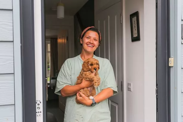 Deb Clarke و Dog Melyn في Ogmore-On-Sea
