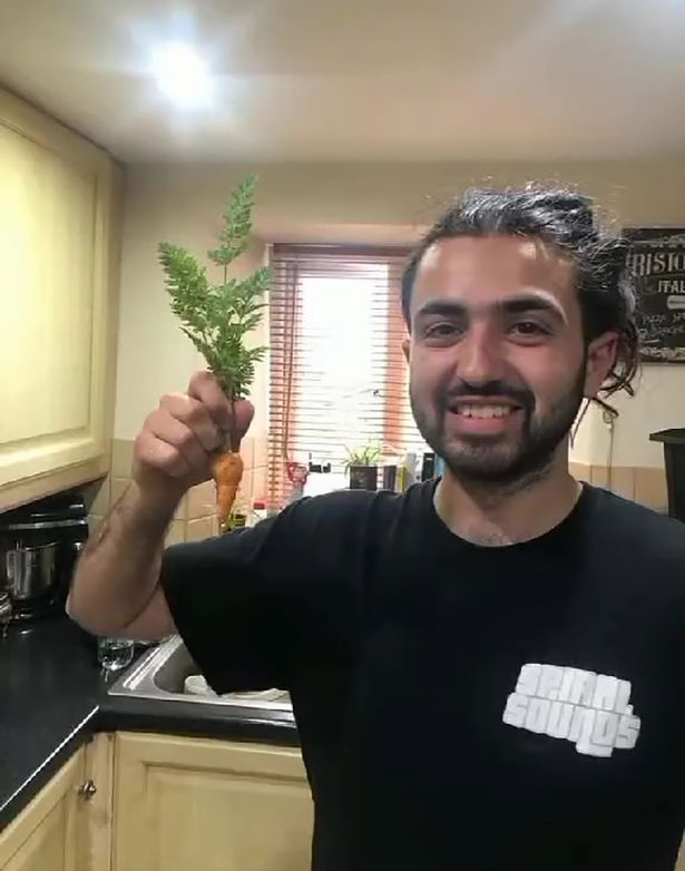 مايكل فريسون يبتسم ويحمل الجزرة