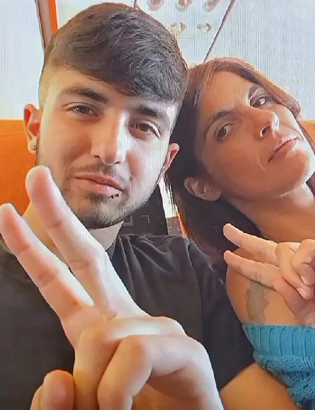 مايكل يحمل علامة سلام في صورة شخصية مع أحد أحبائهم