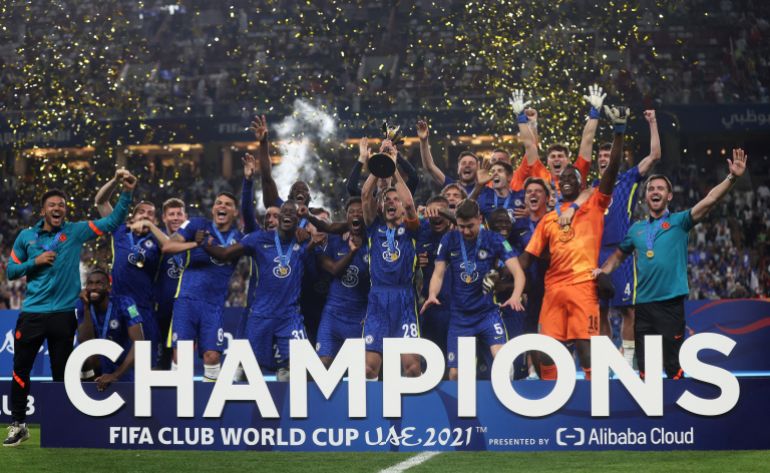 Chelsea v Palmeiras - Cesar Azpilicueta من تشيلسي يرفع الكأس لأنها تحتفل بالفوز بكأس العالم للنادي