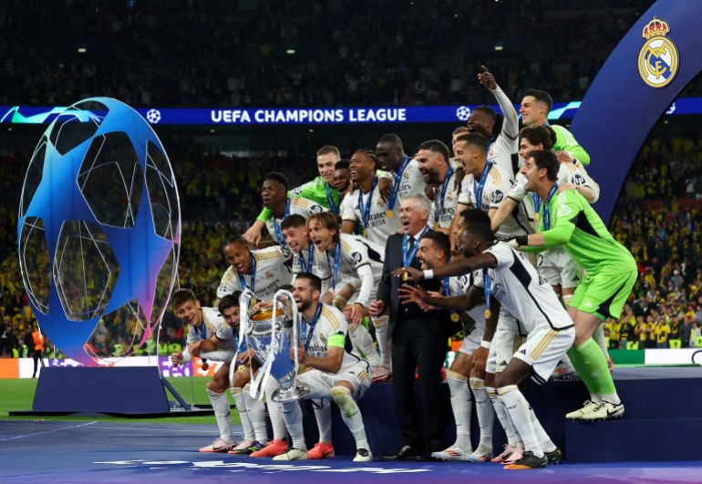 دوري الأبطال - النهائي - بوروسيا دورتموند ضد ريال مدريد - يرفع ريال مدريد ناتشو الكأس وهو يحتفل مع زملائه بعد الفوز في دوري أبطال أوروبا