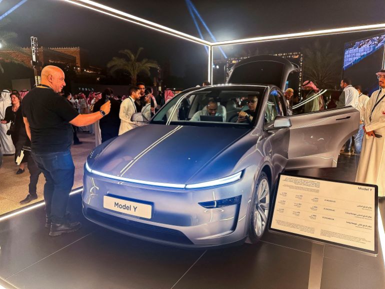 صورة الملف: يلتقط ضيف صورًا لـ Tesla Model Y ، يتم عرضه أثناء حفل الافتتاح في صالة عرض Tesla الأولى في Riyadh ، المملكة العربية السعودية. 10 أبريل 2025. رويترز/محمد بينمانسور/صورة صورة