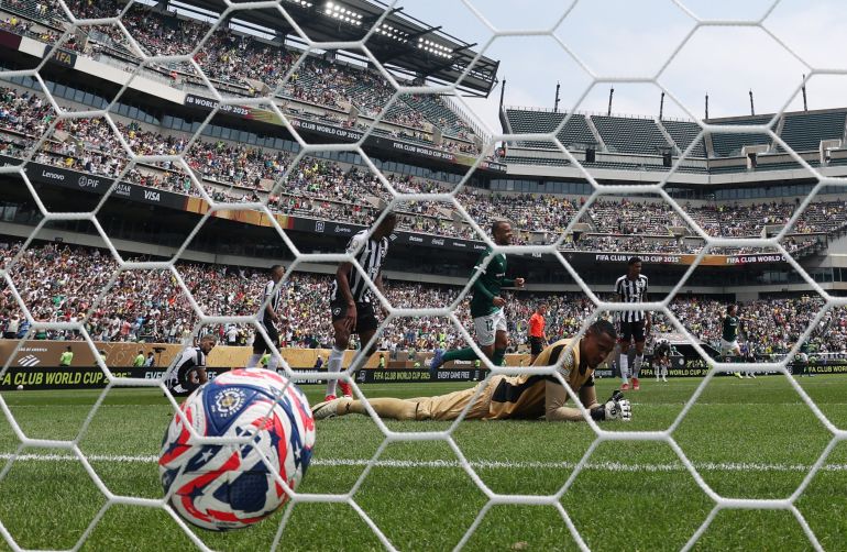 كأس العالم للنادي FIFA - جولة 16 - Palmeiras v Botafogo - Lincoln Financial Field ، فيلادلفيا ، ولاية بنسلفانيا ، الولايات المتحدة - 28 يونيو ، 2025 ، يبدو أن جون بوتافوجو قد تم اكتشافه بعد أن يسجل Palmeiras 'Paulinho هدفهم الأول