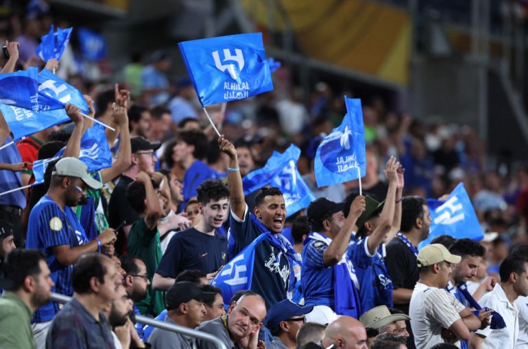 تتفاعل هيلال في الاستاد.