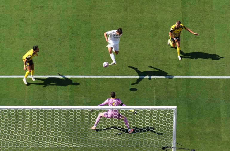 كأس العالم للنادي FIFA - نهائي ربع النهائي - ريال مدريد بوروسيا دورتموند - ملعب ميتلينفي ، إيست راذرفورد ، نيو جيرسي ، الولايات المتحدة - 5 يوليو ، 2025 ، يدرس ريال مدريد غونزالو جارسيا هدفهم الأول الماضي في بوروسيا دورتموند غريغور كوبيل