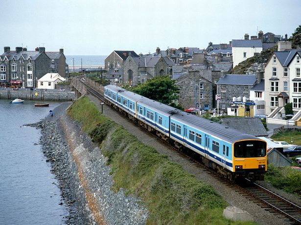 Barmouth.The 08.28 خدمة من برمنغهام إلى Pwllheli تصل إلى Barmouth. 29 مايو 1987 ، المملكة المتحدة. (تصوير بالسكك الحديدية/التصوير الفوتوغرافي/Avalon/Getty Images)