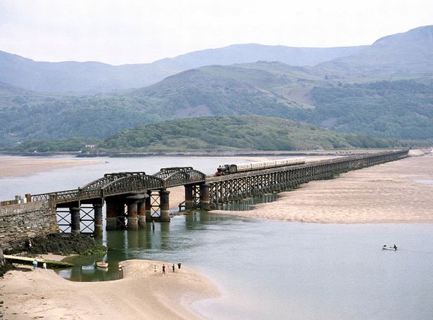 Cardigan Bay Express. رقم 7819 هاجلي هول يقترب من بارموث مع 13:40 Ex Machynlleth. 25.05.1987. ، المملكة المتحدة. (تصوير بالسكك الحديدية/التصوير الفوتوغرافي/Avalon/Getty Images)
