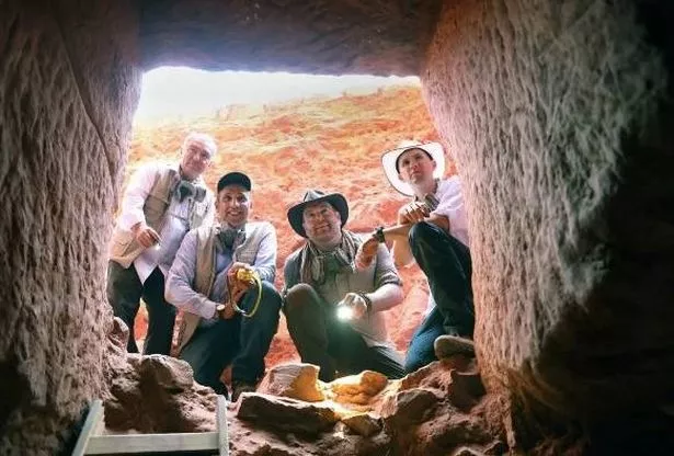 الأردن مجموعة من الرجال ينظرون إلى كهف