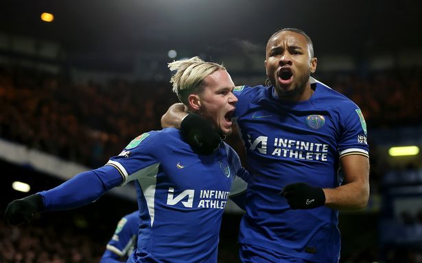 يحتفل Mykhaylo Mudryk مع Christopher Nkunku