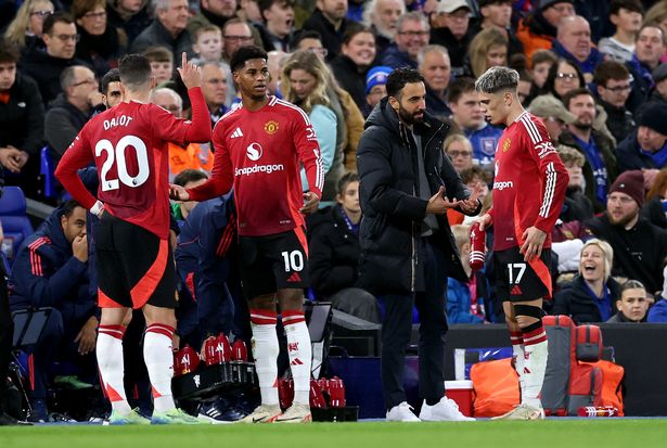 يتفاعل روبن أموريم ، مدرب مانشستر يونايتد ، مع أليخاندرو غارناشو من مانشستر يونايتد في دور زميله في الفريق ماركوس راشفورد وديوغو دالوت في المباراة الممتازة بين إيبسويتش تاون و مانشستر يونايتد في رود بورتمان في 24 نوفمبر 2024 في إيبسويتش ، إنجلترا.