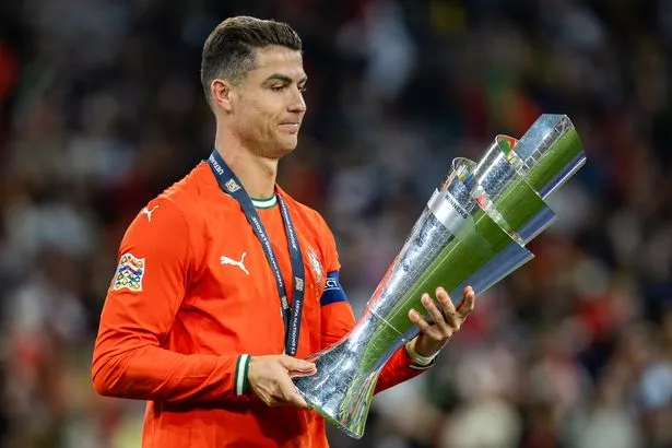 يحتفل كريستيانو رونالدو من البرتغال بالفوز في كأس دوري الأمم في UEFA 2025