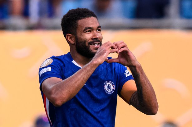 يحتفل Reece James بتشيلسي من خلال صنع لفتة القلب بيديه
