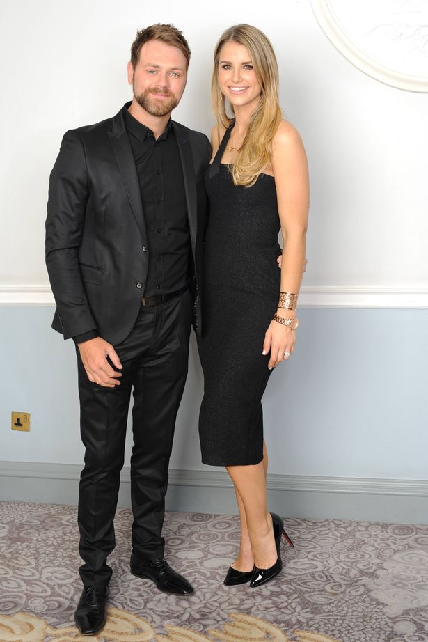 Vogue Williams (R) و Brian McFadden يتظاهران معًا يرتديان كل الملابس السوداء 
