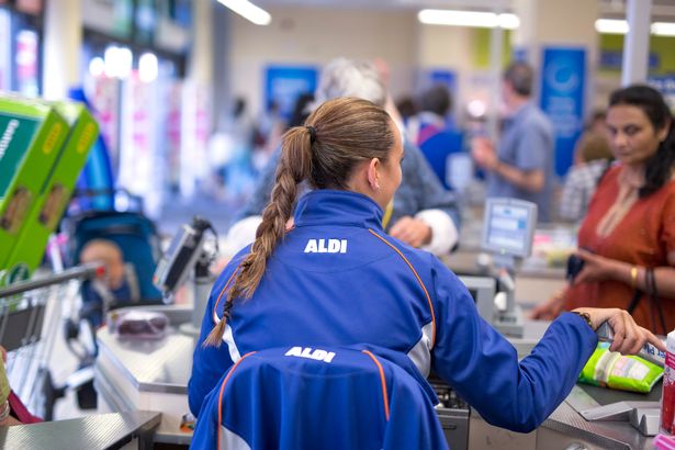 سيحصل موظفو Aldi (أكثر من 21 عامًا) على 13 جنيهًا إسترلينيًا على الأقل في الساعة من سبتمبر 2025